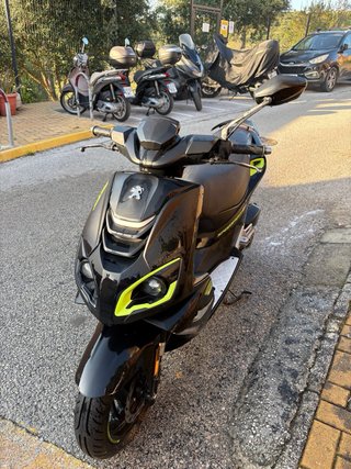 Peugeot Speedfight Scooter Negra y verde.