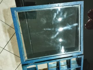 Bacheca in legno blu con vetrina