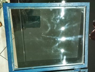 Bacheca in legno blu con vetrina