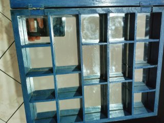 Bacheca in legno blu con vetrina