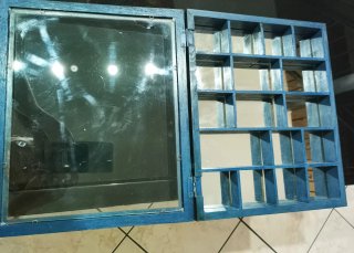 Bacheca in legno blu con vetrina