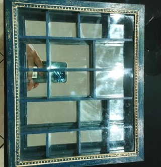 Bacheca in legno blu con vetrina