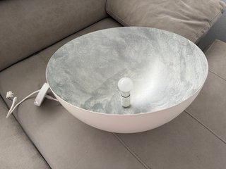 Lámpara colgante blanca y plateada