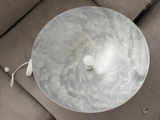 Lámpara colgante blanca y plateada