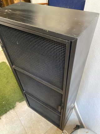 Armario metálico negro con puerta de rejilla