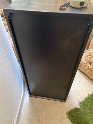 Armario metálico negro con puerta de rejilla