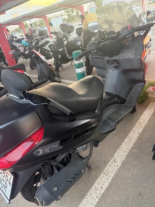 Piaggio XEVO Maxi Scooter Negra