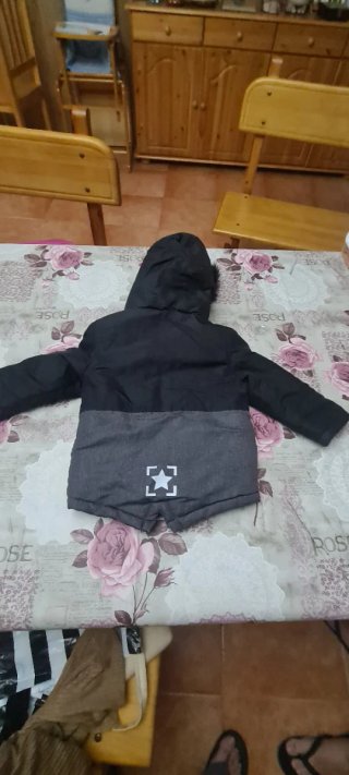Abrigo infantil con capucha de pelo