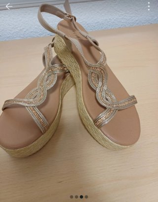 Sandalias doradas y plateadas