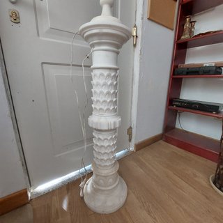 LAMPARA DE PIE DE MARMOL BLANCO