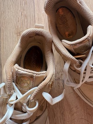 Zapatillas Michael Kors Beige y Doradas