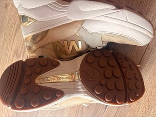 Zapatillas Michael Kors Beige y Doradas