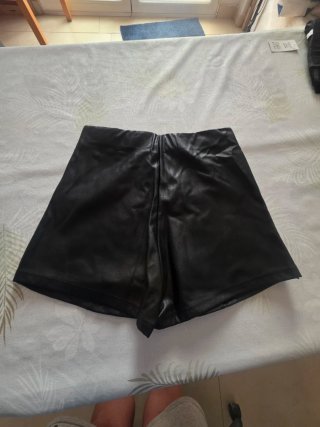 Minifalda pantalón negra botones dorados