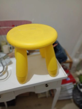 Taburete infantil amarillo