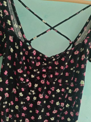 Vestido Bershka espalda descubierta floral