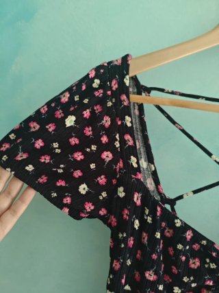 Vestido Bershka espalda descubierta floral