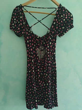 Vestido Bershka espalda descubierta floral