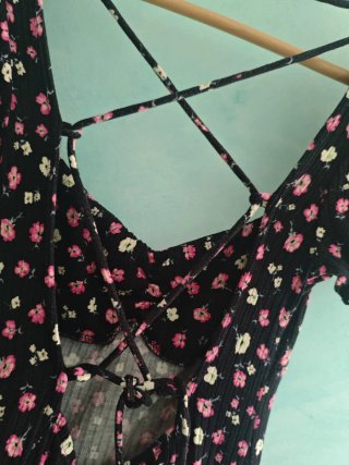 Vestido Bershka espalda descubierta floral
