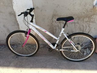 Bicicleta de mujer blanca y rosa