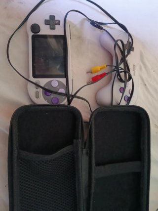 Consola Portátil Gris y Blanca