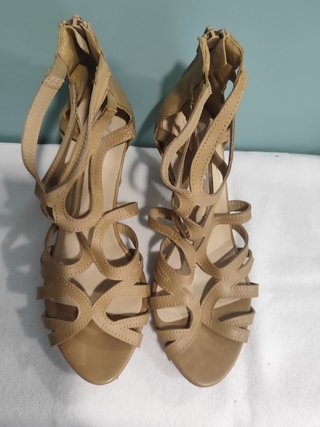 Sandalias abotinadas camel talla 37