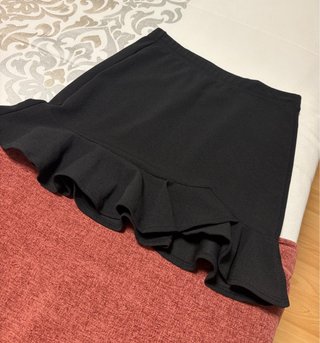 Falda negra con volantes