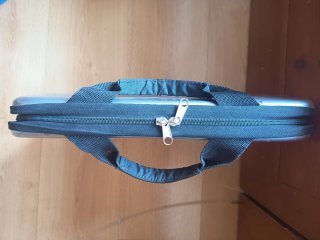 Maletín rígido portátil gris y negro