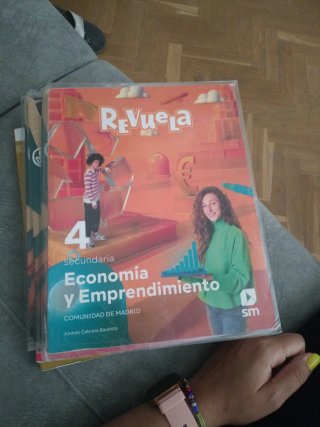 Economía y emprendimiento. 4 Secundaria. Revuel...