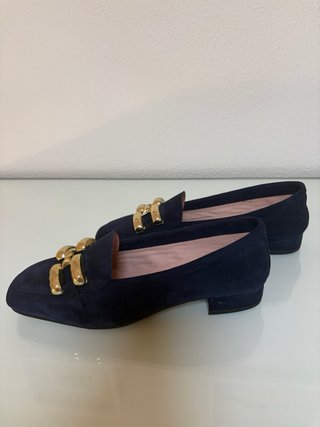 Mocasines ante azul marino con detalle dorado