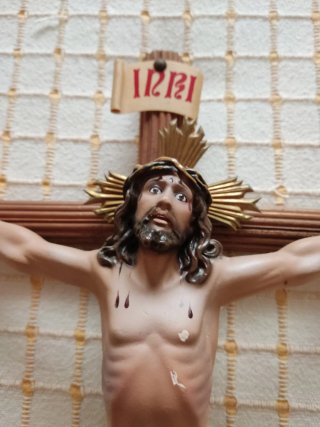 crucifijo  con figura de Jesús.
