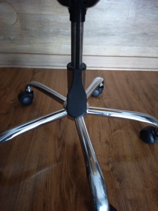 Silla de escritorio giratoria amarilla mostaza.