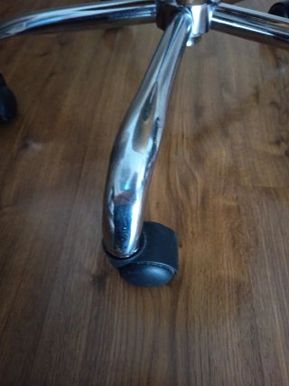Silla de escritorio giratoria amarilla mostaza.