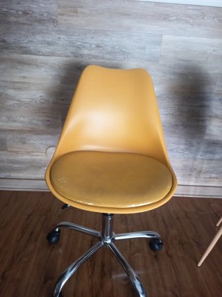 Silla de escritorio giratoria amarilla mostaza.