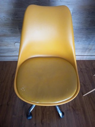 Silla de escritorio giratoria amarilla mostaza.