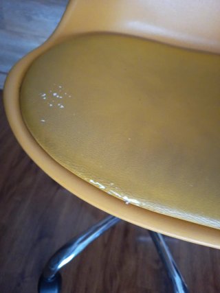 Silla de escritorio giratoria amarilla mostaza.