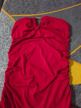 Vestido de fiesta rojo con volantes
