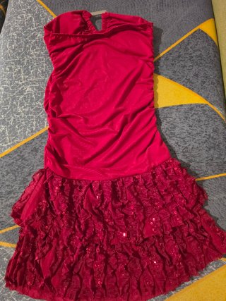 Vestido de fiesta rojo con volantes
