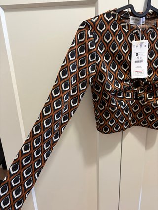 Top Bershka Crop Manga Larga Estampado Geométrico