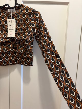 Top Bershka Crop Manga Larga Estampado Geométrico