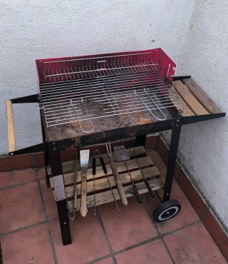 Barbacoa de carbón metálica con ruedas