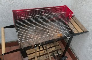 Barbacoa de carbón metálica con ruedas