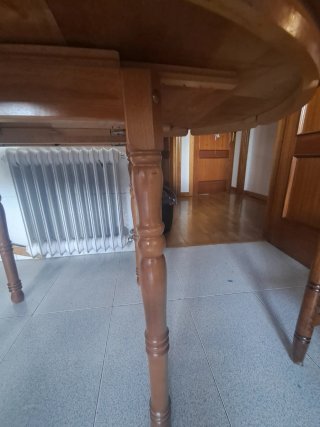 Mesa camilla extensible y dos sillas de madera