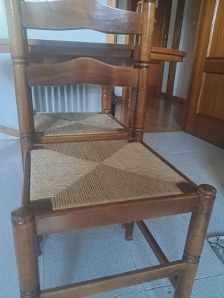 Mesa camilla extensible y dos sillas de madera