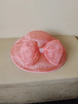 Sombrero de vestir rosa con lazo