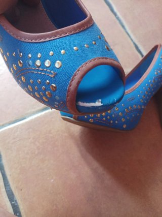 Zapatos de tacón azul y dorado