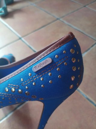 Zapatos de tacón azul y dorado