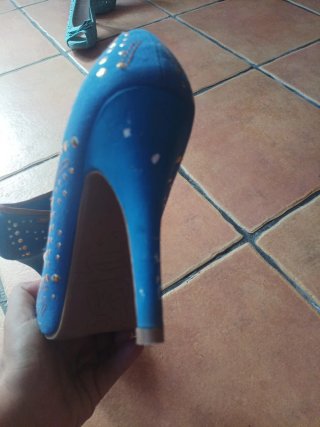 Zapatos de tacón azul y dorado