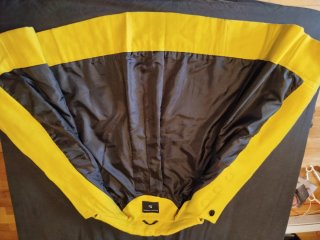 Abrigo amarillo mostaza con alamares