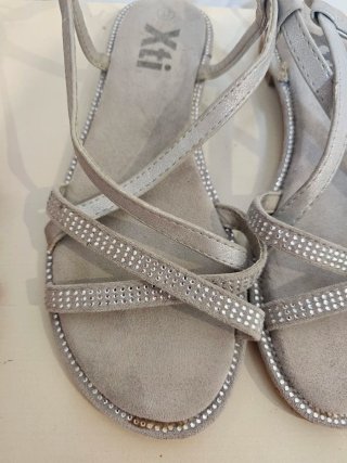 Sandalias XTI plateadas planas foam