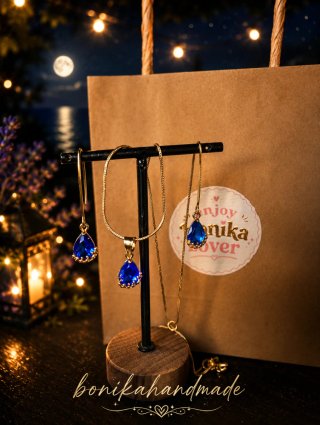 Conjunto de joyería azul y dorado